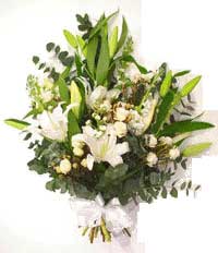 ABC Flowers St. Vincent's Hospital Melbourne deliver B009 oriental lily, roses, and white flowers sheaf 7 days a week melbourne wide